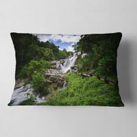 Designart Mae Klang Waterfall Tajland-pejzažni štampani jastuk za bacanje - 12x20
